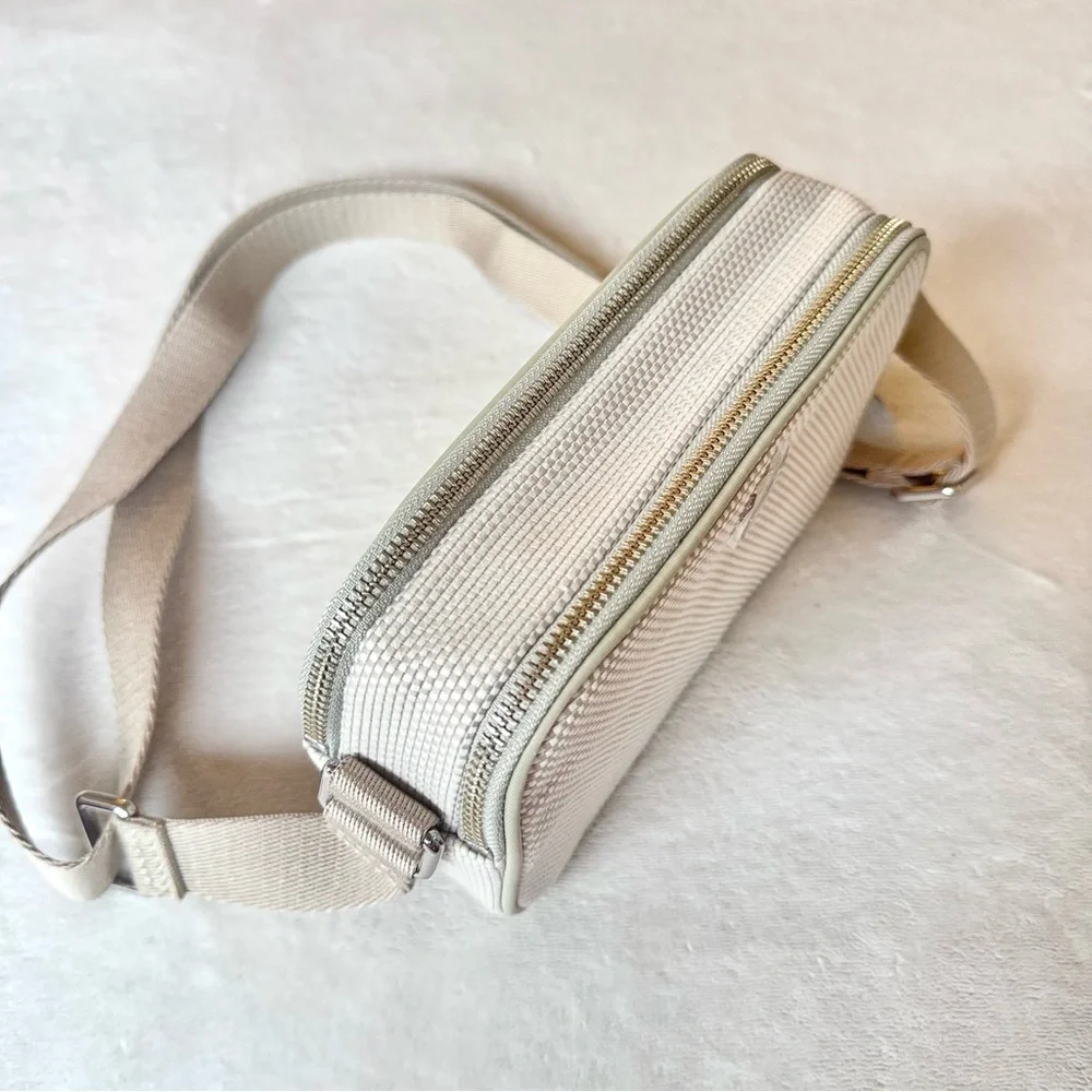 NWT Lululemon Crossbody Camera Bag *Canvas 2L – Movage Tan/Light Ivory/Raw Linen - Picture 9 of 16